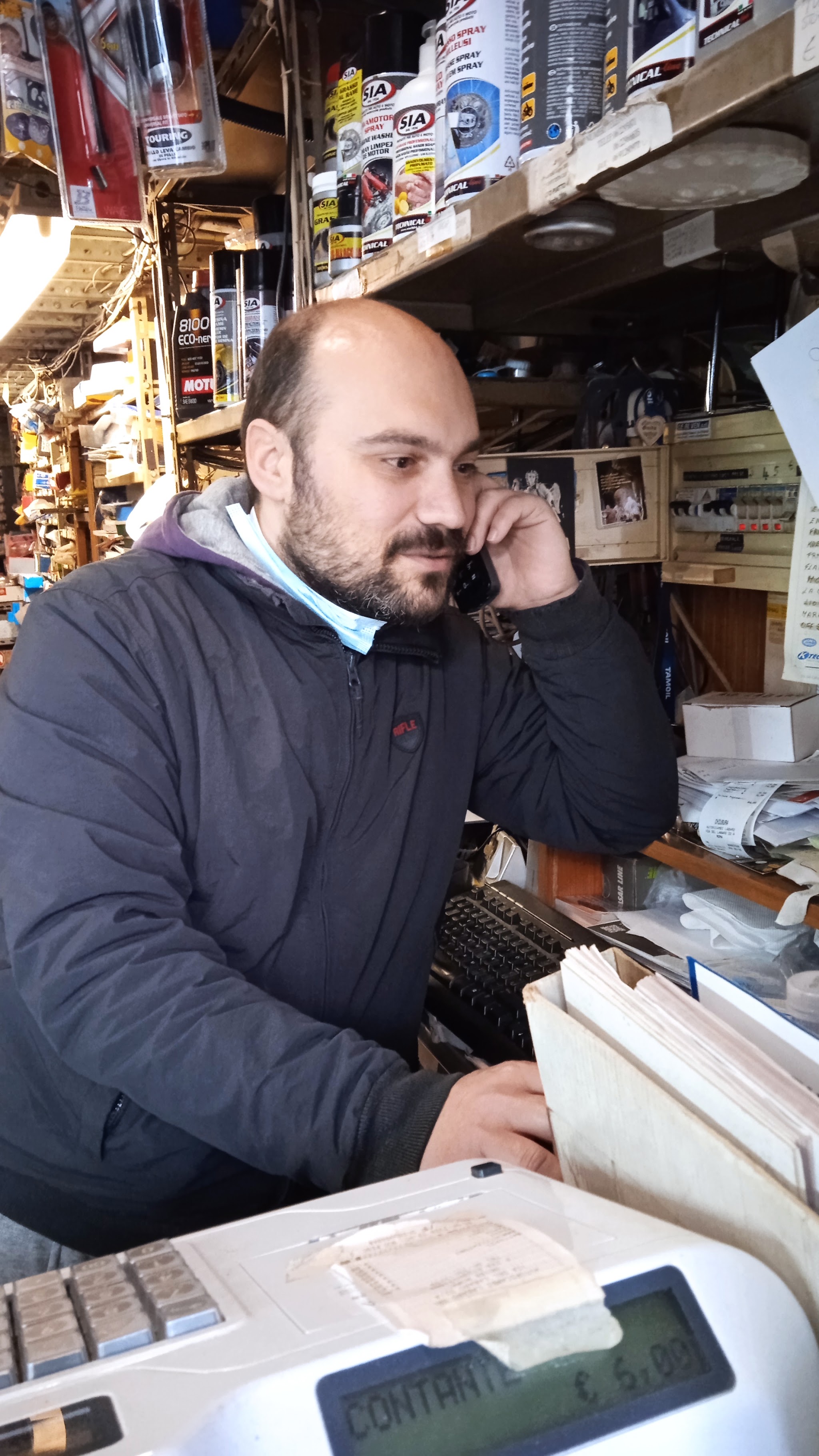 Addetto al banco di Autoricambi Labaro al telefono